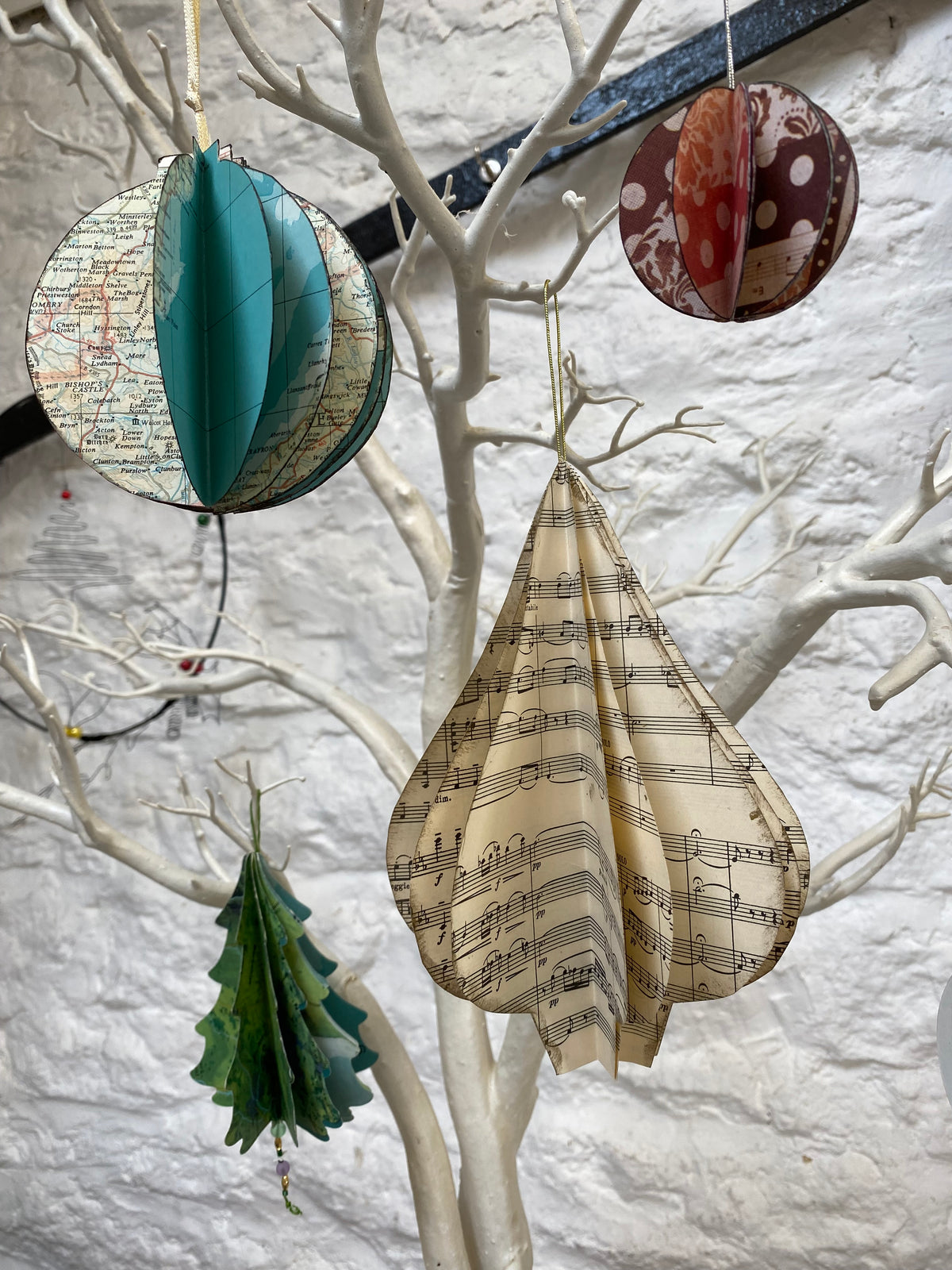 Christmas Paper Baubles Mini Make Workshop at Visit Highworth - Monday 16th November 2026